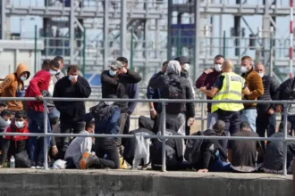 وزارة الداخلية البريطانية تقرر نقل 350 طالب لجوء من الفنادق إلى المعسكرات