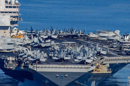 أكبر حاملة طائرات في العالم تستعد للعودة إلى حرب إيران