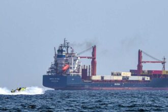 سفينة حاويات تُطالب بإيقافها قبالة ساحل عمان وإطلاق نار عليها من قبل زورق إيراني