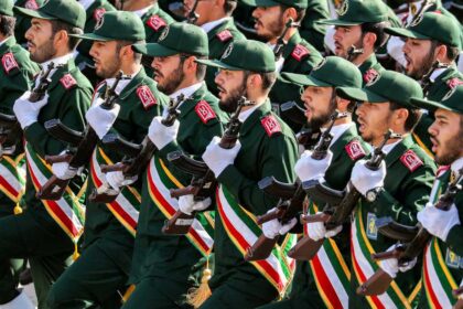 إيران بين صراعات الأجنحة الداخلية وملفات التفاوض الخارجية