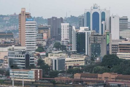 أوغندا تستقبل أول رحلة تحمل مرحلين من الولايات المتحدة