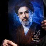 غياب مجتبى خامنئي يثير تساؤلات حول قيادة إيران وتحديات المفاوضات مع واشنطن.