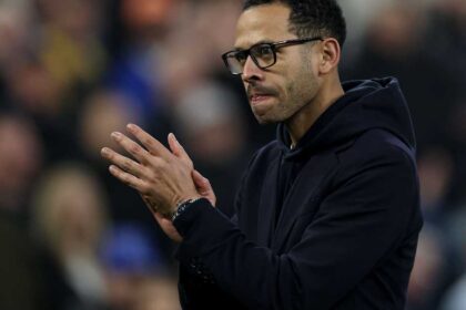 روسينيور يخرج من تشلسي بعد أقل من 4 أشهر بفعل الأزمات والتدهور التدريبي