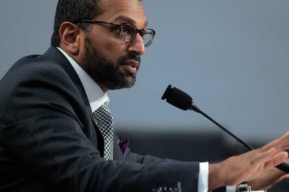 أنباء عن مناقشات لمغادرة المزيد من مسؤولي إدارة ترامب