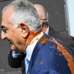 رضا بهلوي يغادر مؤتمرا صحفيا بعد حادث خارج مبنى في برلين واعتقال مشتبه به