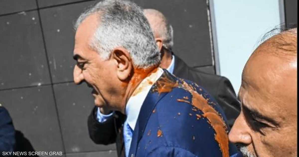 رضا بهلوي يغادر مؤتمرا صحفيا بعد حادث خارج مبنى في برلين واعتقال مشتبه به