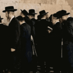 اليهود الأجانب يؤدون طقوسهم الدينية قرب سور باب دكالة بمراكش.