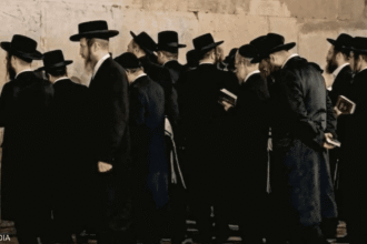 اليهود الأجانب يؤدون طقوسهم الدينية قرب سور باب دكالة بمراكش.