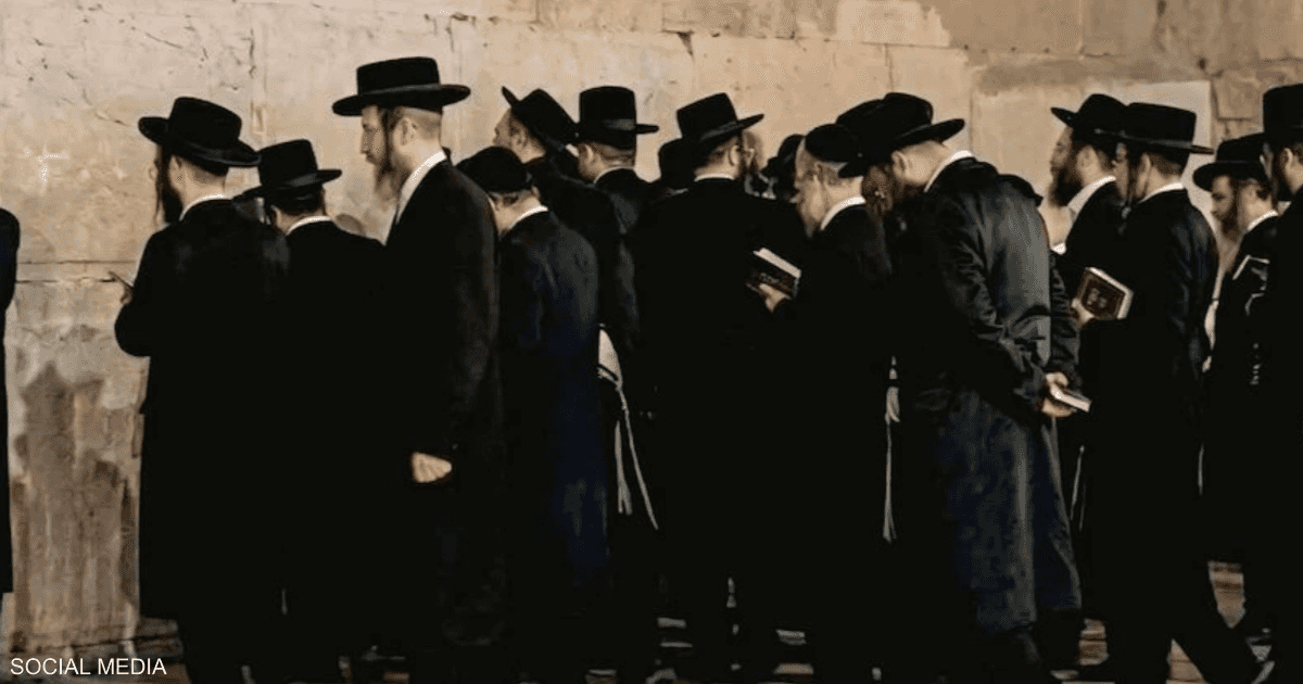 اليهود الأجانب يؤدون طقوسهم الدينية قرب سور باب دكالة بمراكش.