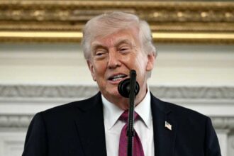 ترامب يأمر البحرية الأميركية بتدمير أي قارب يزرع ألغاما في مضيق هرمز ويؤكد سيطرة الولايات المتحدة على الممر المائي