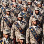 نقل السلطة إلى جنرالات الحرس الثوري بعد وفاة خامنئي الأب.