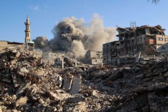 قتل شخص وأصيب آخرون في غارة جوية على خان يونس بجنوب غزة.