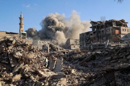 قتل شخص وأصيب آخرون في غارة جوية على خان يونس بجنوب غزة.