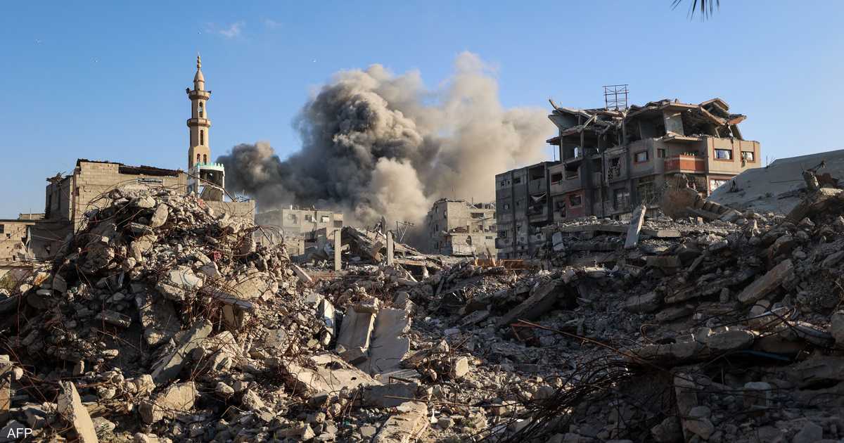 قتل شخص وأصيب آخرون في غارة جوية على خان يونس بجنوب غزة.