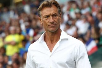 السعودية توقع عقداً مع المدرب اليوناني دونيس لتولي تدريب المنتخب حتى 2027