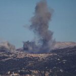 الجيش الإسرائيلي يضرب مواقع عسكرية لحزب الله في جنوب لبنان رداً على إطلاق صواريخ باتجاه شتولا.