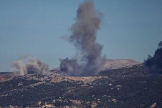 الجيش الإسرائيلي يضرب مواقع عسكرية لحزب الله في جنوب لبنان رداً على إطلاق صواريخ باتجاه شتولا.