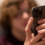 مشروع قانون جديد يهدف إلى تعديل تشريعات ويحظر استخدام الأطفال لمنصات التواصل الاجتماعي دون سن 15 عاماً.