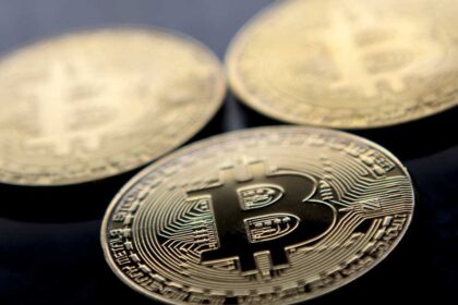 الولايات المتحدة تفرض عقوبات على محافظ رقمية مرتبطة بإيران وتجمد أصولها.