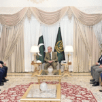 رئيس وزراء باكستان يبحث الوضع الإقليمي مع نظيره الإيراني في اجتماع دبلوماسي مستمر