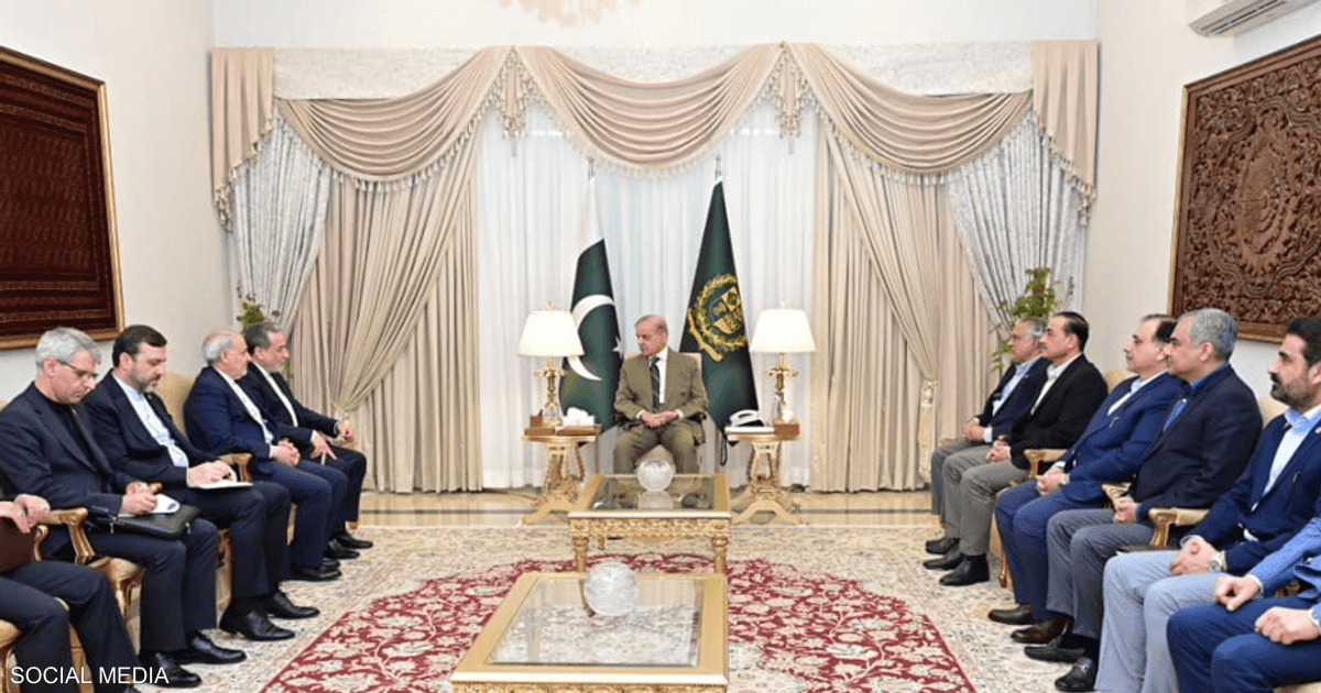 رئيس وزراء باكستان يبحث الوضع الإقليمي مع نظيره الإيراني في اجتماع دبلوماسي مستمر