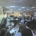 تدفق السودانيين إلى مقر سفارة السودان بالرياض لتسجيل أبنائهم لامتحانات الابتدائية