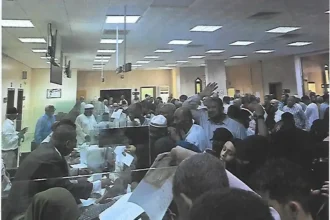 تدفق السودانيين إلى مقر سفارة السودان بالرياض لتسجيل أبنائهم لامتحانات الابتدائية