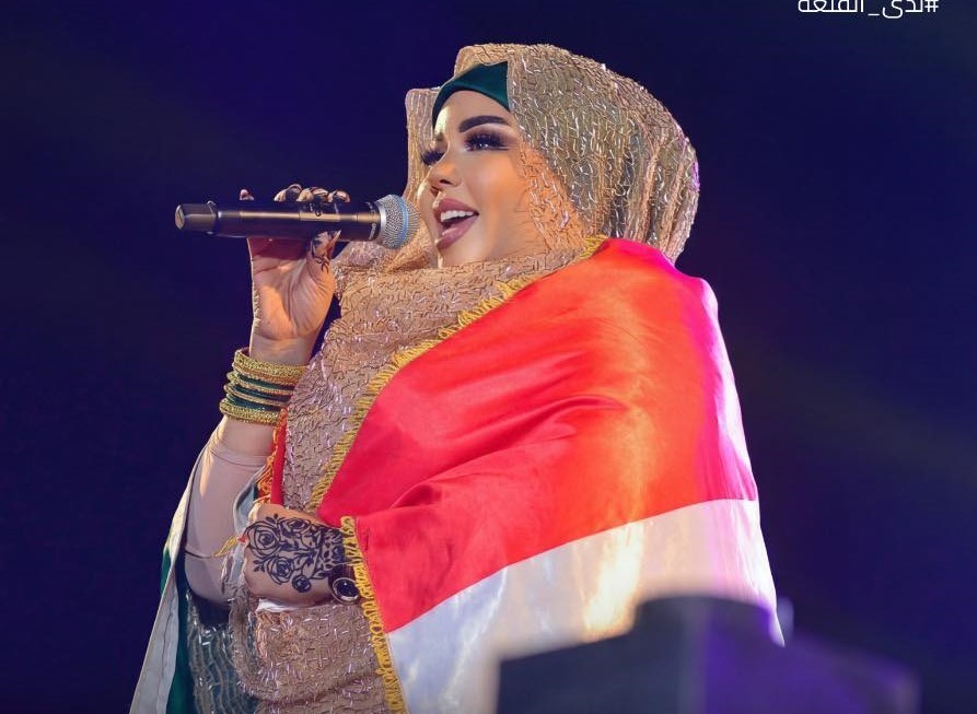 الفنانة ندى القلعة تغني لـ”البرهان والسيسي” في أول ظهور جماهيري بالقاهرة بعد غياب 3 سنوات