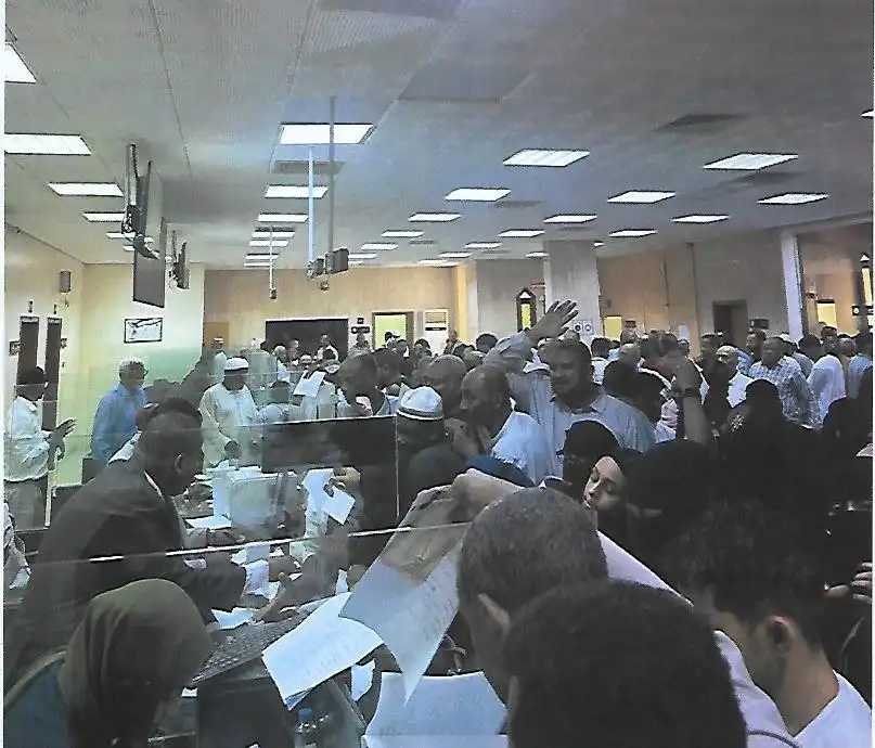 تدفق السودانيين إلى مقر سفارة السودان بالرياض لتسجيل أبنائهم لامتحانات الابتدائية