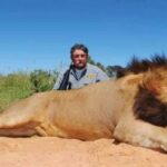 وفاة صياد أميركي بـ 75 عاماً بعد هجوم أفيال في الغابون