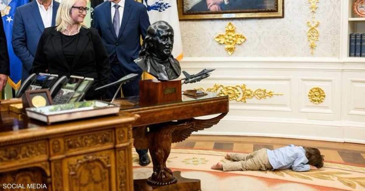 ترامب يتعامل مع طفل يتدحرج أثناء ترويجه لعلاج لفقدان السمع