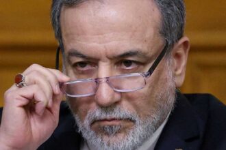 وزير الخارجية الإيراني يزور إسلام آباد لمناقشة التطورات الإقليمية والجهود الساعية للسلام