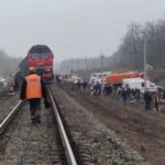 فيديو.. 22 جريحا إثر خروج قطار عن مساره في روسيا