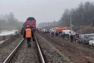 فيديو.. 22 جريحا إثر خروج قطار عن مساره في روسيا