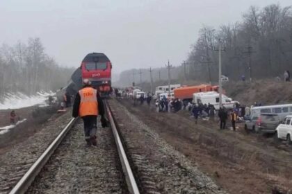 فيديو.. 22 جريحا إثر خروج قطار عن مساره في روسيا