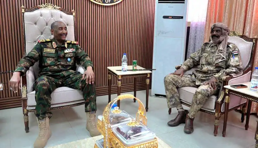 كشف أسباب احتفاء البرهان بالقائد المنشق النور القبة