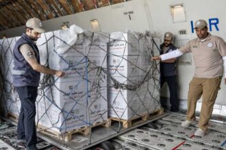 الإمارات تصل شحنة جديدة من المساعدات الغذائية إلى قطاع غزة عبر جسر حميد الجوي