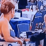 الفيديوهات تثير جدلاً حول سلوك بعض الحاضرين أثناء إخلاء موقع الحادث الأمنيّ.