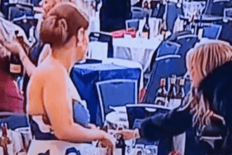 الفيديوهات تثير جدلاً حول سلوك بعض الحاضرين أثناء إخلاء موقع الحادث الأمنيّ.