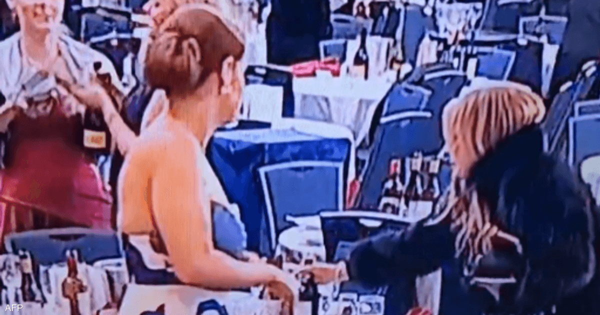 الفيديوهات تثير جدلاً حول سلوك بعض الحاضرين أثناء إخلاء موقع الحادث الأمنيّ.