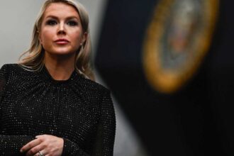 انتشار مزاعم بأن كارولين ليفيت تنبأت بوقوع إطلاق نار خلال عشاء مراسلي البيت الأبيض استناداً إلى مقطع تلفزيوني تداوله خارج سياقه.