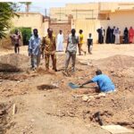 استأنفت محلية الخرطوم عمليات نبش ونقل رفاة معركة الكرامة.