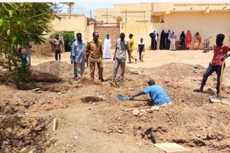 استأنفت محلية الخرطوم عمليات نبش ونقل رفاة معركة الكرامة.