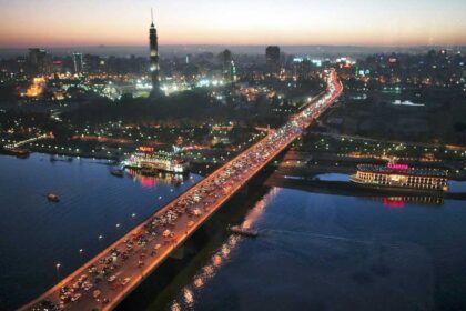 الحكومة المصرية تعيد المواعيد الطبيعية للمحال التجارية والمطاعم بعد إيقاف قرار الغلق في الساعة 11 مساء.