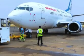 تحولت رحلة طائرة بدر للطيران بعدة لمساعدة راكبة مريضة فجأة.