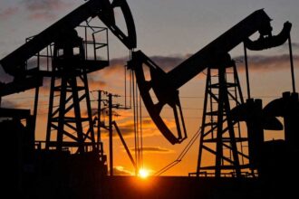 ارتفعت أسعار النفط متأثرة بمفاوضات إيران وروسيا وسط توقعات بإنهاء الحرب.