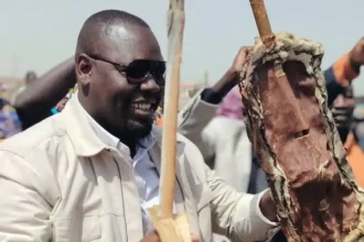 جماهير تستقبل مبارك أردول في مطار بورتسودان عائدًا من مؤتمر برلين