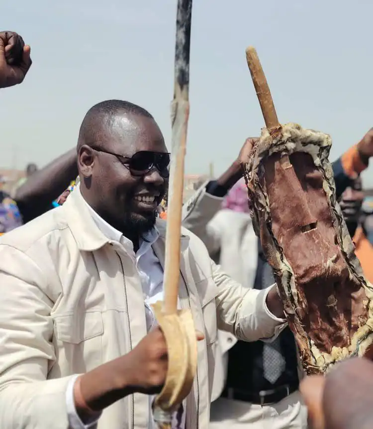 جماهير تستقبل مبارك أردول في مطار بورتسودان عائدًا من مؤتمر برلين