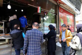 تأخر الرواتب وانهيار الاقتصاد يهددان استقرار إيران