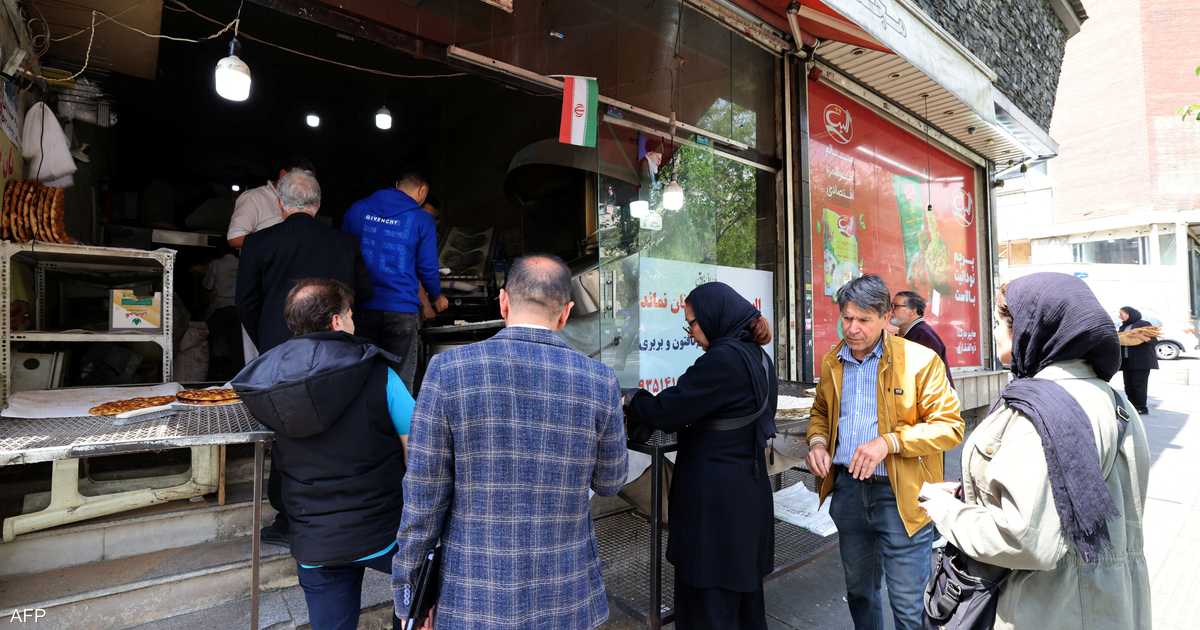 تأخر الرواتب وانهيار الاقتصاد يهددان استقرار إيران